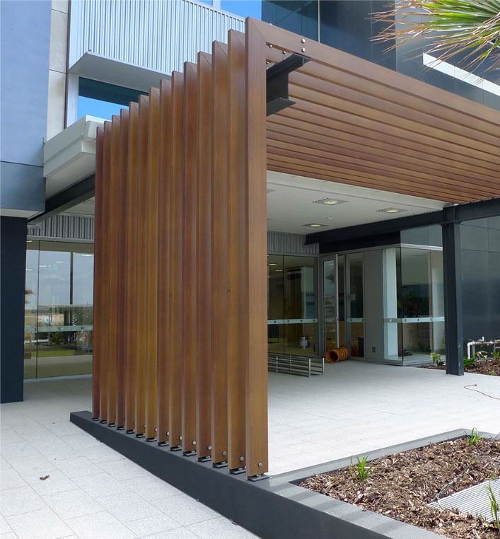 Instalación urbana metálico acabado efecto madera clara gracias a Decoral System